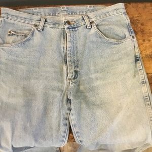 Wrangler jeans. Men’s 5 pocket regular fit jeans. 34 x 32